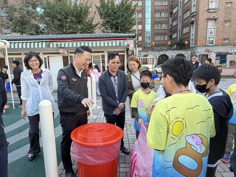 桃園青溪國小1650人 垃圾費「隨袋徵收」每月省400元 (出處：自由時報)